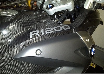 R1200 Logo prespaziato argento satinato